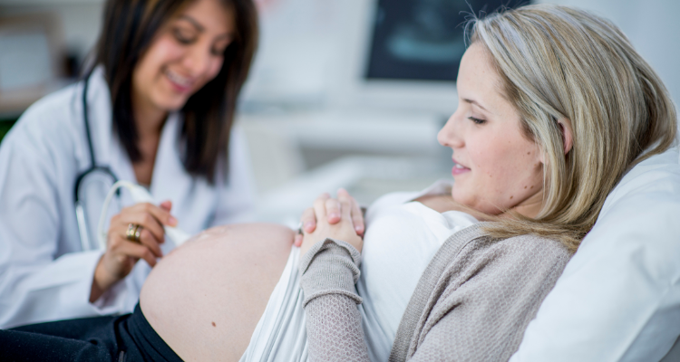 Mulher grávida fazendo ultrassom