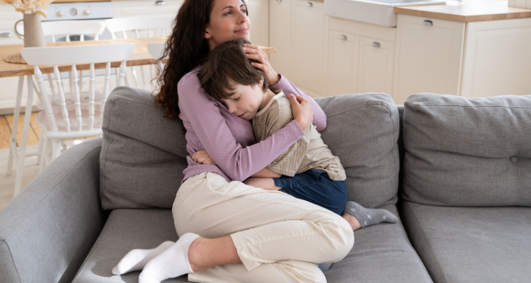 Mãe abraçando filho diagnóstico autismo