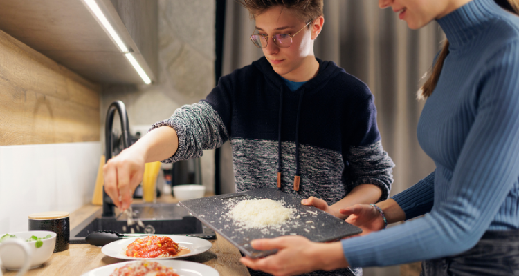 Adolescente autista preparando alimento