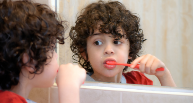 criança-escovando-dentes