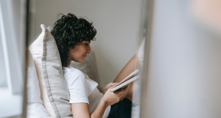 Mãe de autista lazer lendo livro