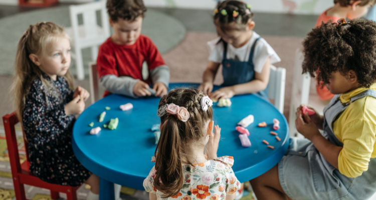 crianças brincando massinha modelar