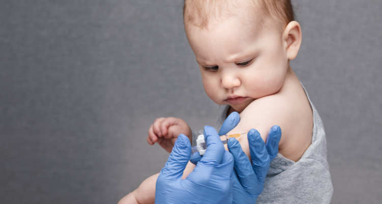 Criança sendo vacinada, referência ao Mito do autismo ser causado por vacinas