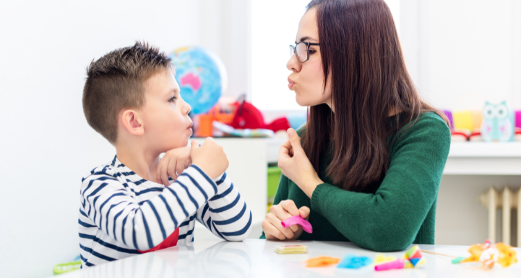 Criança autista com terapeuta da fala