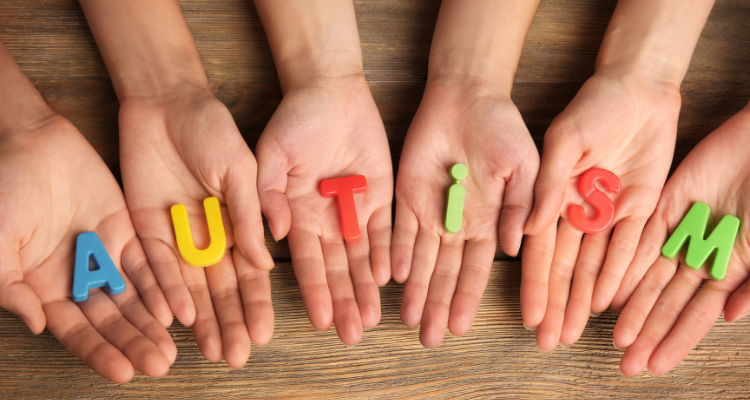 Tipos de autismo,várias mãos formando a palavra com letras